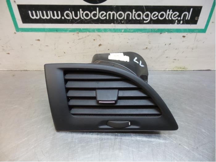 Grille aération tableau de bord d'un Renault Megane (Megane, Renault, -, 3 mois de garantie, Utilisé