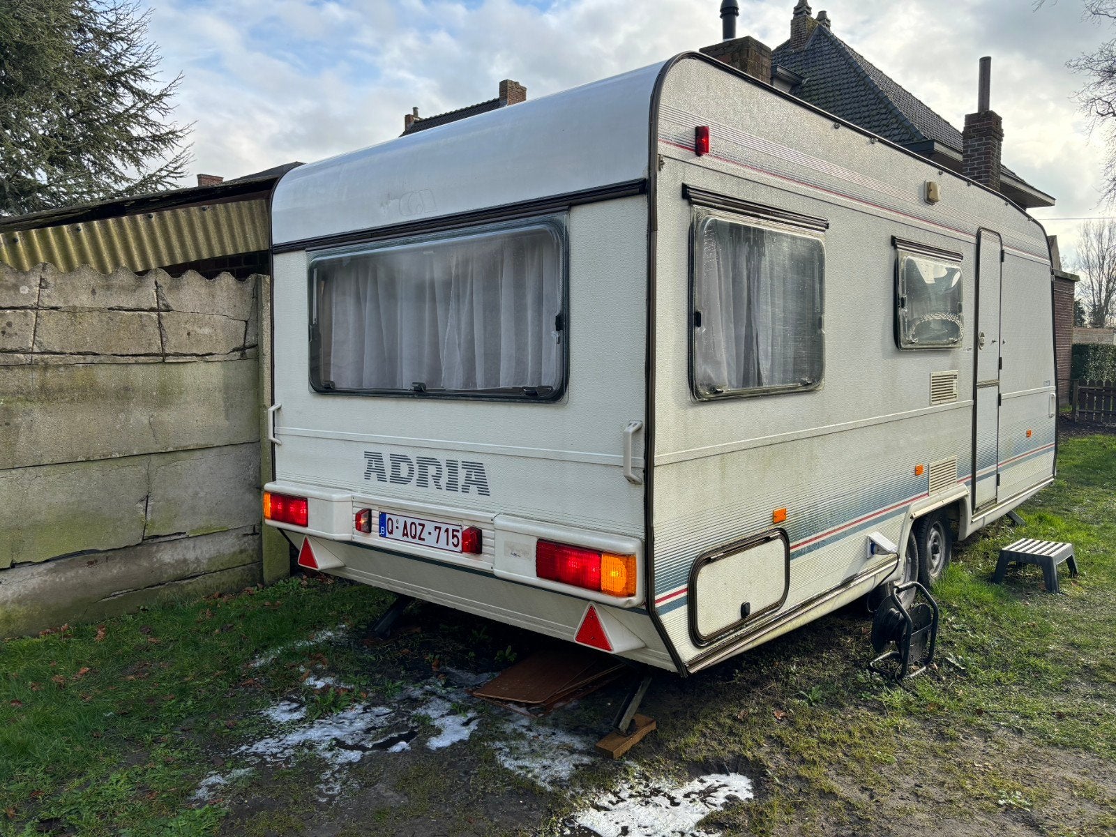 Adria forma Dubbel asser, Caravanes & Camping, Caravanes, Particulier, Adria, Banquette en rond, Coin salon convertible