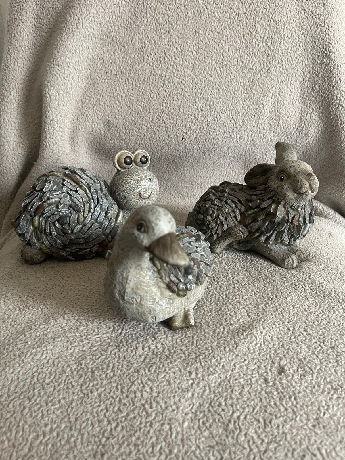 Ensemble de 3 figurines animalières à l'aspect pierre, Enlèvement, Comme neuf