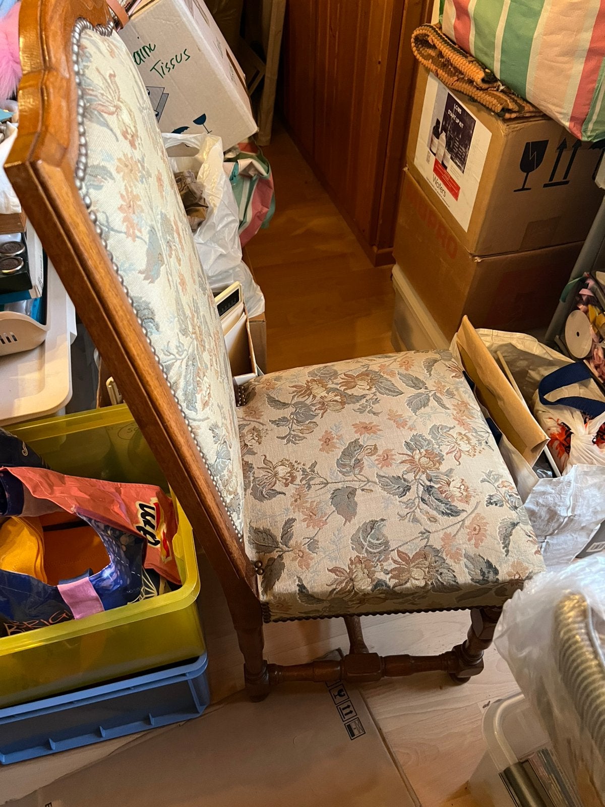 Stoelen van eikenhout en goblin, Ophalen