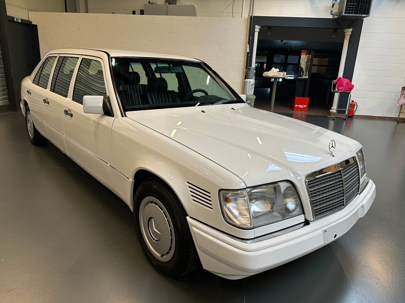 Mercedes 124 limousine Bj1993 65000km nieuwstaat! Zie foto’s, Auto's, Mercedes-Benz, Automaat, Diesel, Particulier, Te koop