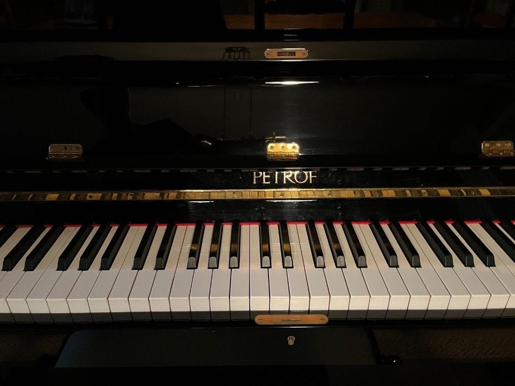 Petrof piano buffetpiano zwarte hoogglans, Muziek en Instrumenten, Ophalen, Zwart, Zo goed als nieuw, Piano