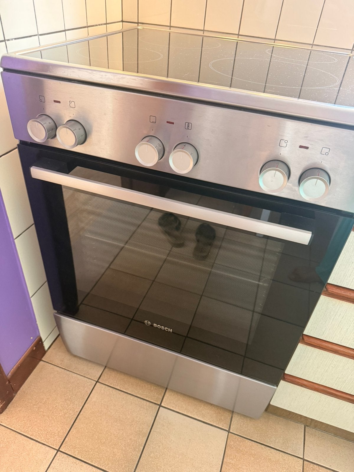 Cuisiniere electrique BOSCH, Enlèvement, Comme neuf, Céramique, 4 zones de cuisson