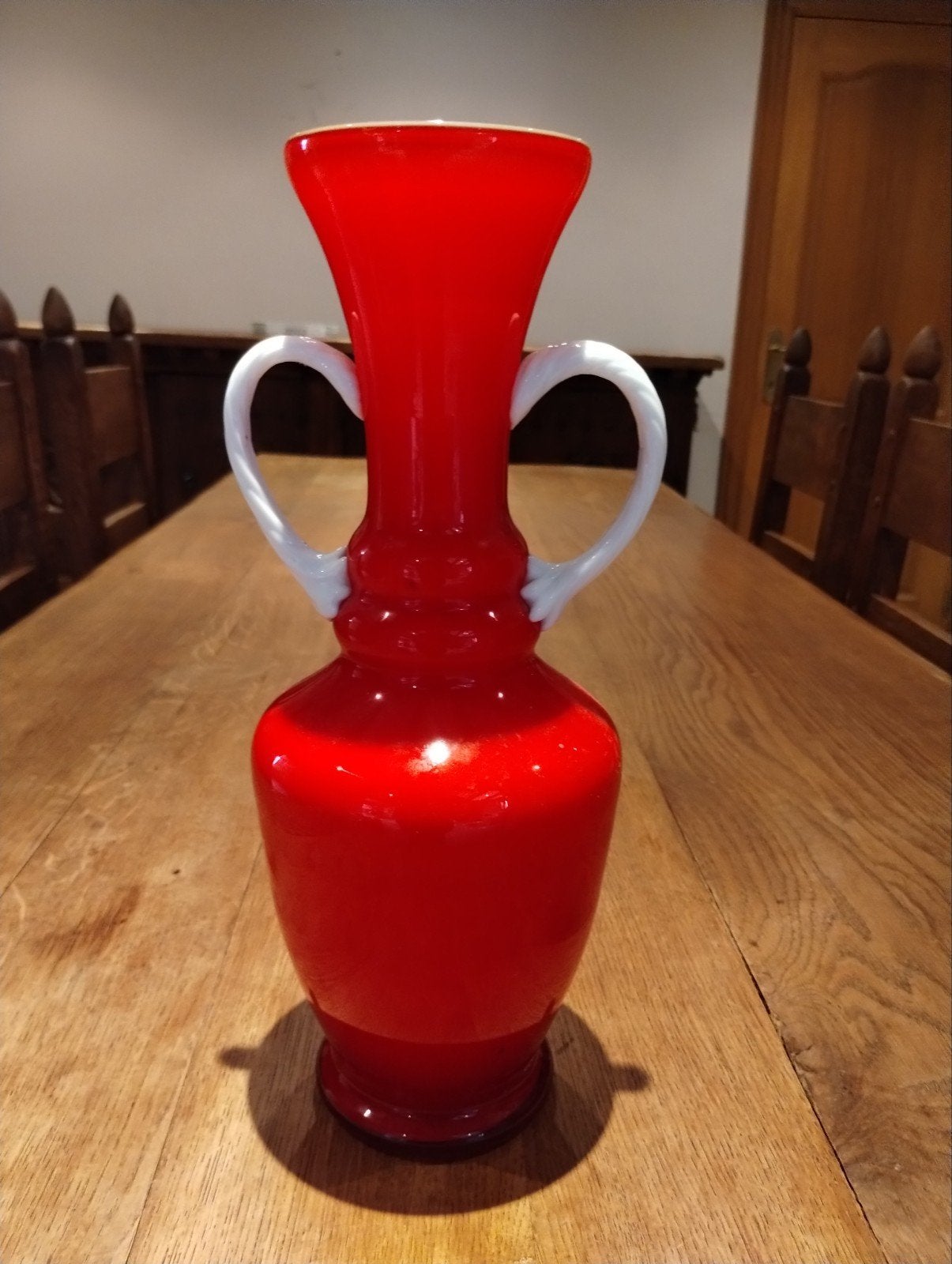 Vase en opaline rouge, Enlèvement