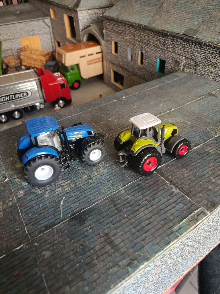 Lot 2 tracteurs  1:50, Hobby & Loisirs créatifs, Enlèvement ou Envoi, Comme neuf, Tracteur et Agriculture, SIKU