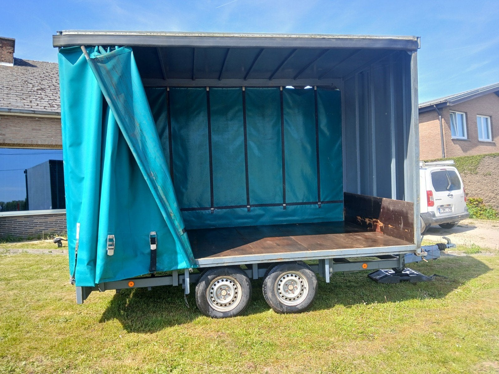 Aanhangwagen die beide kanten open kan, Ophalen