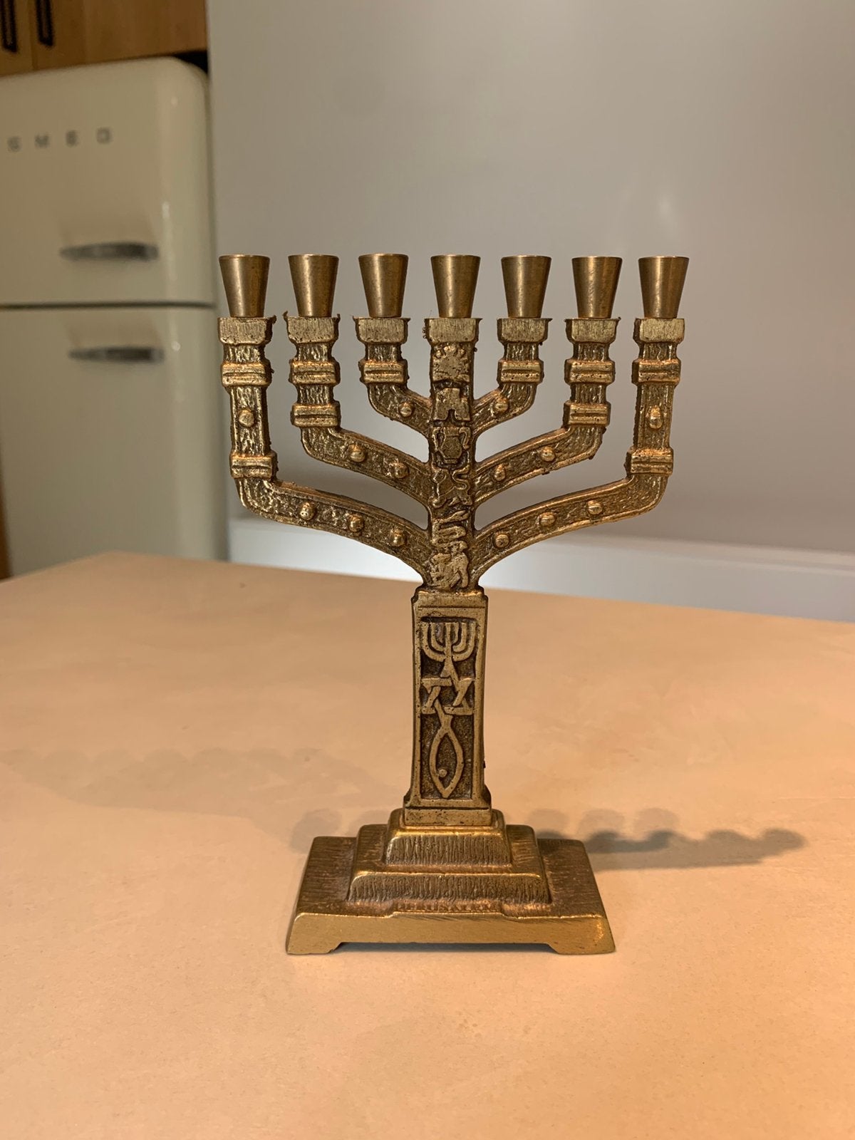 Menorah vintage en laiton Hen Holon (Israël), années 1960, Antiquités & Art, Enlèvement ou Envoi