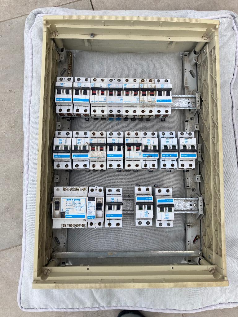 zekeringskast Vynckier, Doe-het-zelf en Bouw, Elektriciteit en Kabels, Ophalen, Zo goed als nieuw, Overige typen