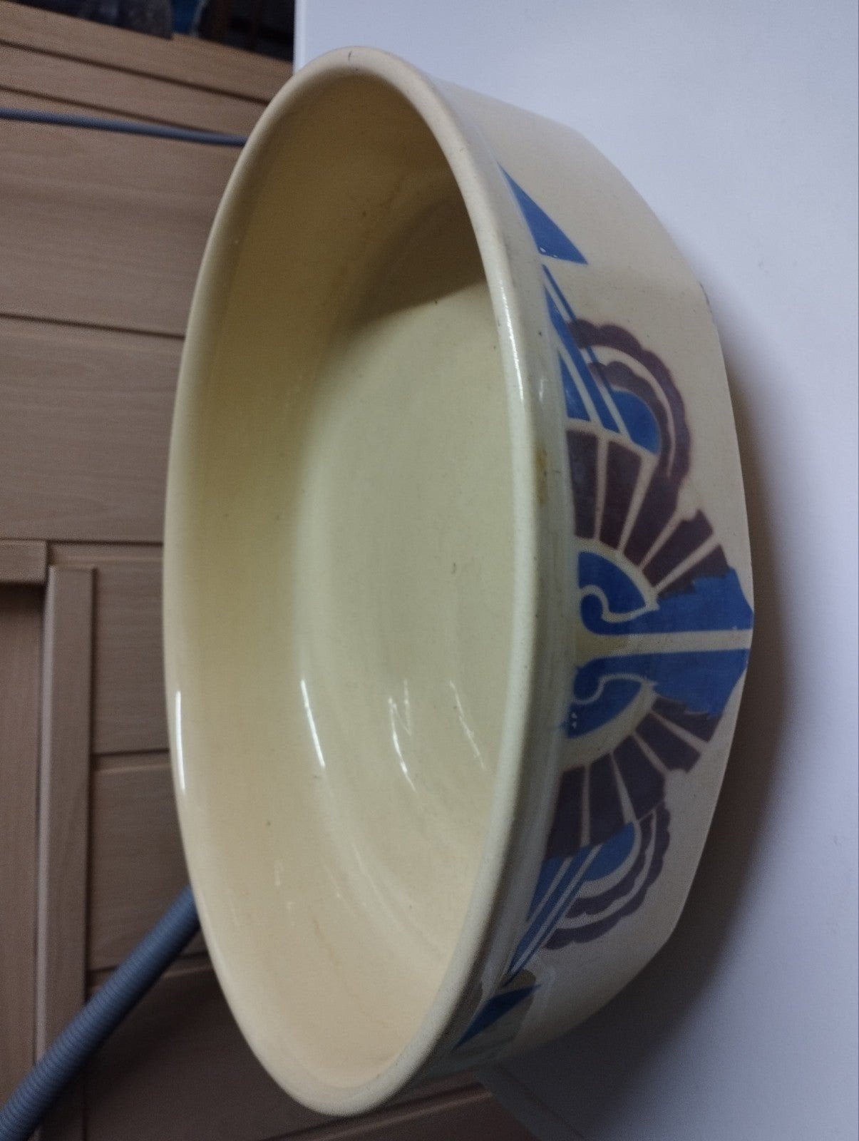 een hele grote schaal in steen kleur beige en tekeningen ero, Enlèvement