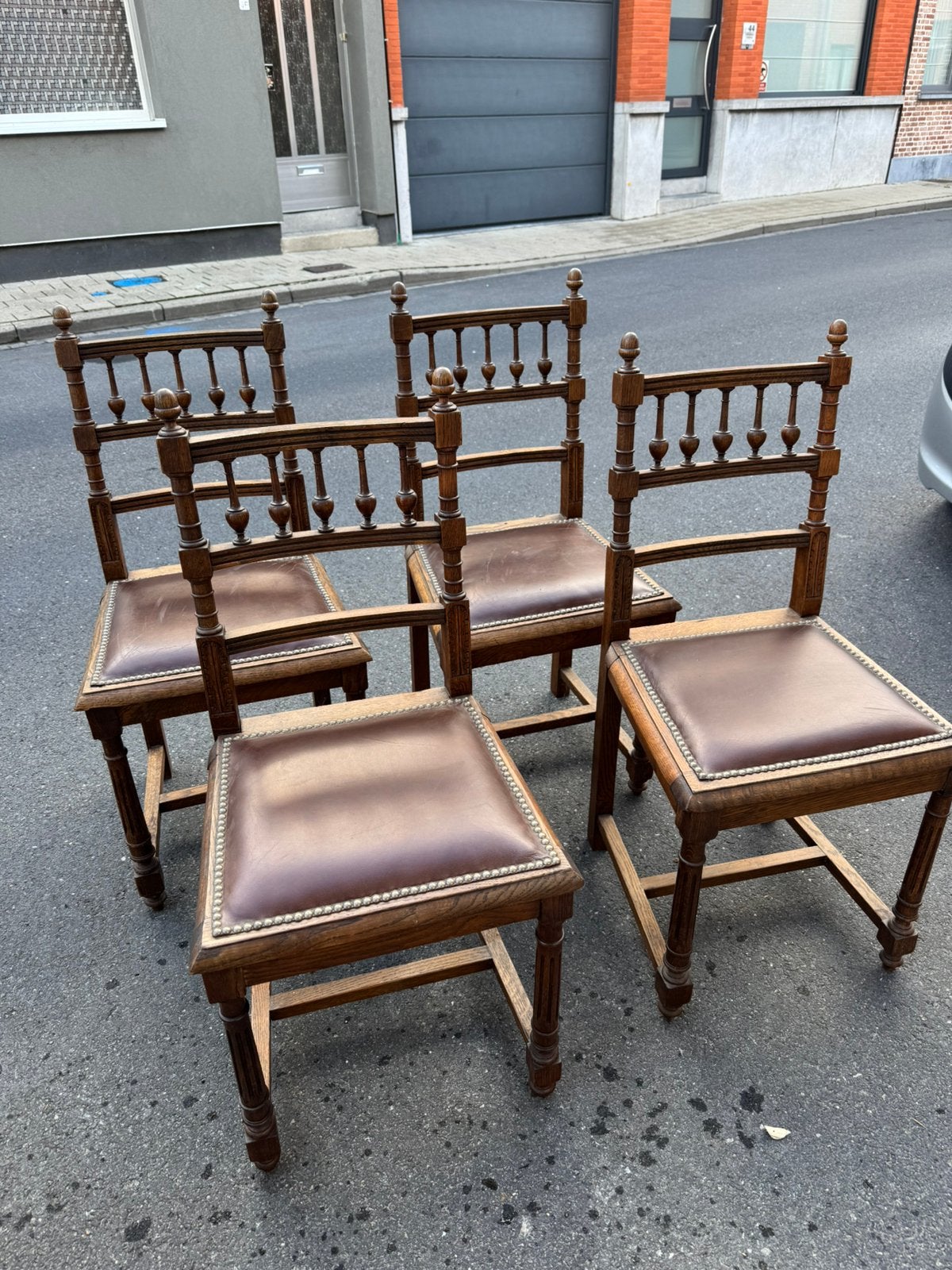 4 antieke houten stoelen, Enlèvement