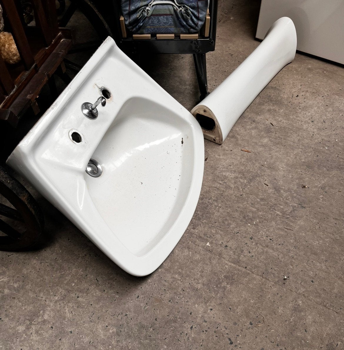 Oude lavabo met poot, Ophalen, Gebruikt, Steen, Wastafel