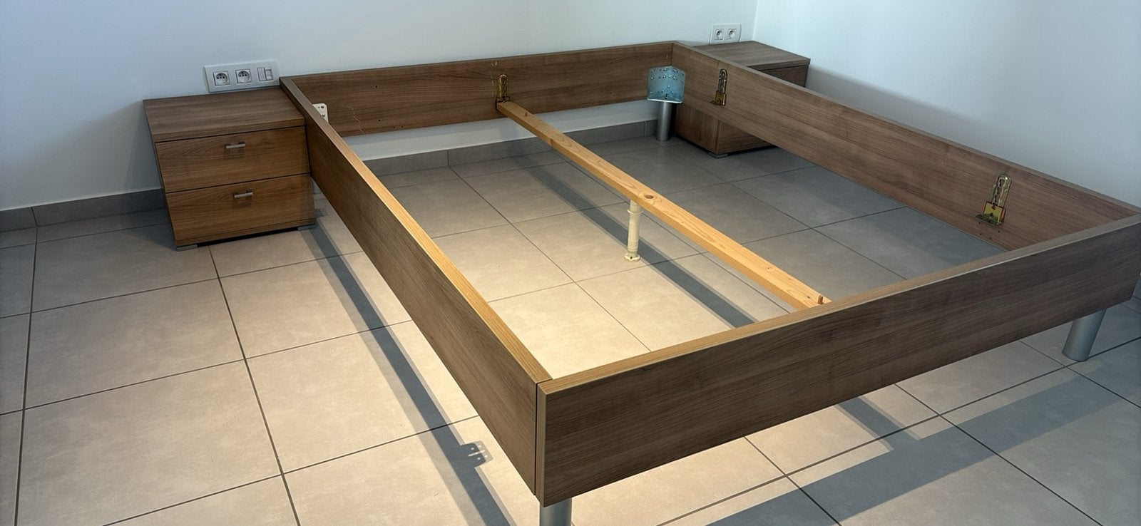 Bed met nachttafels en lattenbodem, Huis en Inrichting, Ophalen, Zo goed als nieuw