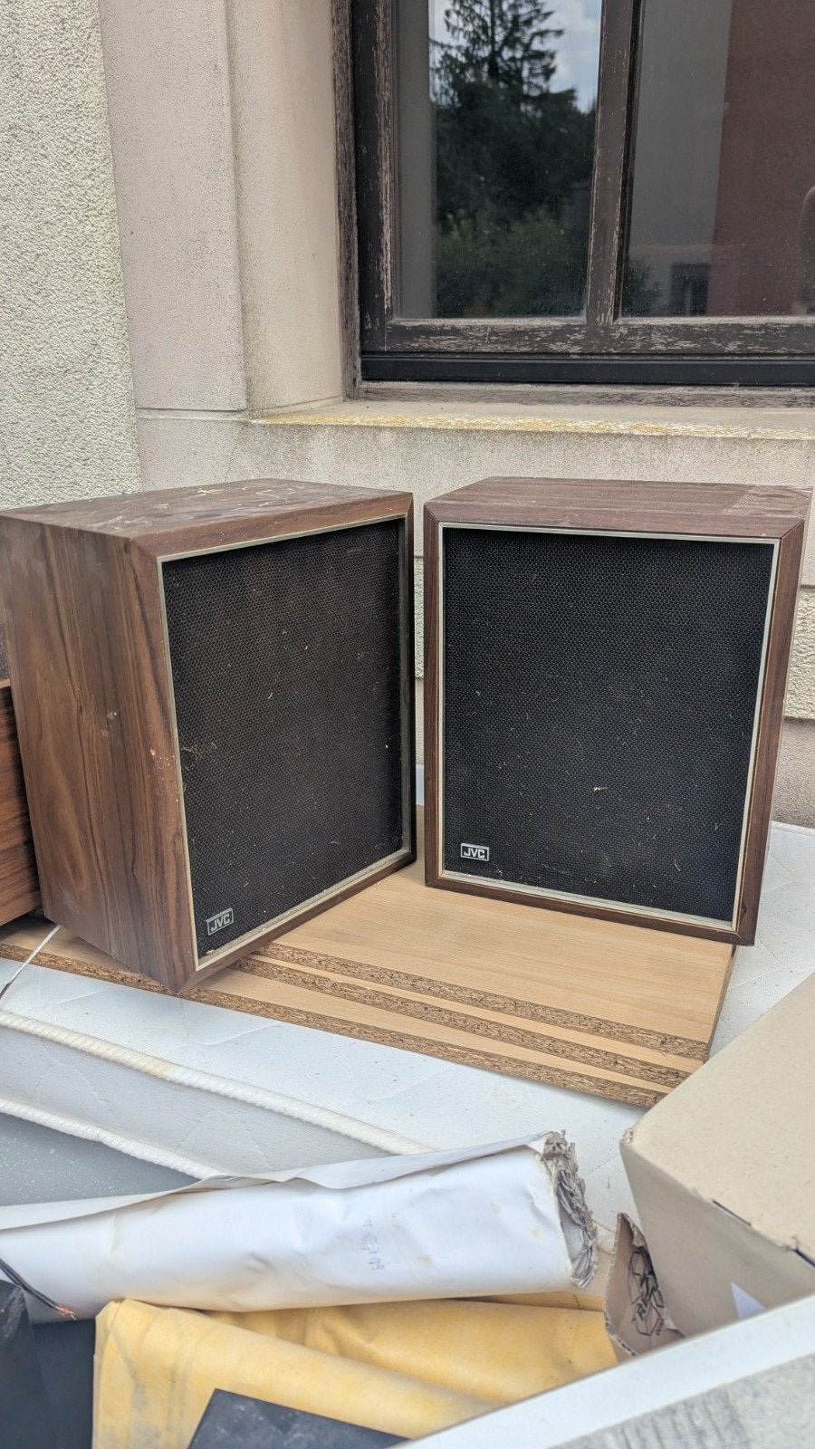 Enceinte JVC, Enlèvement