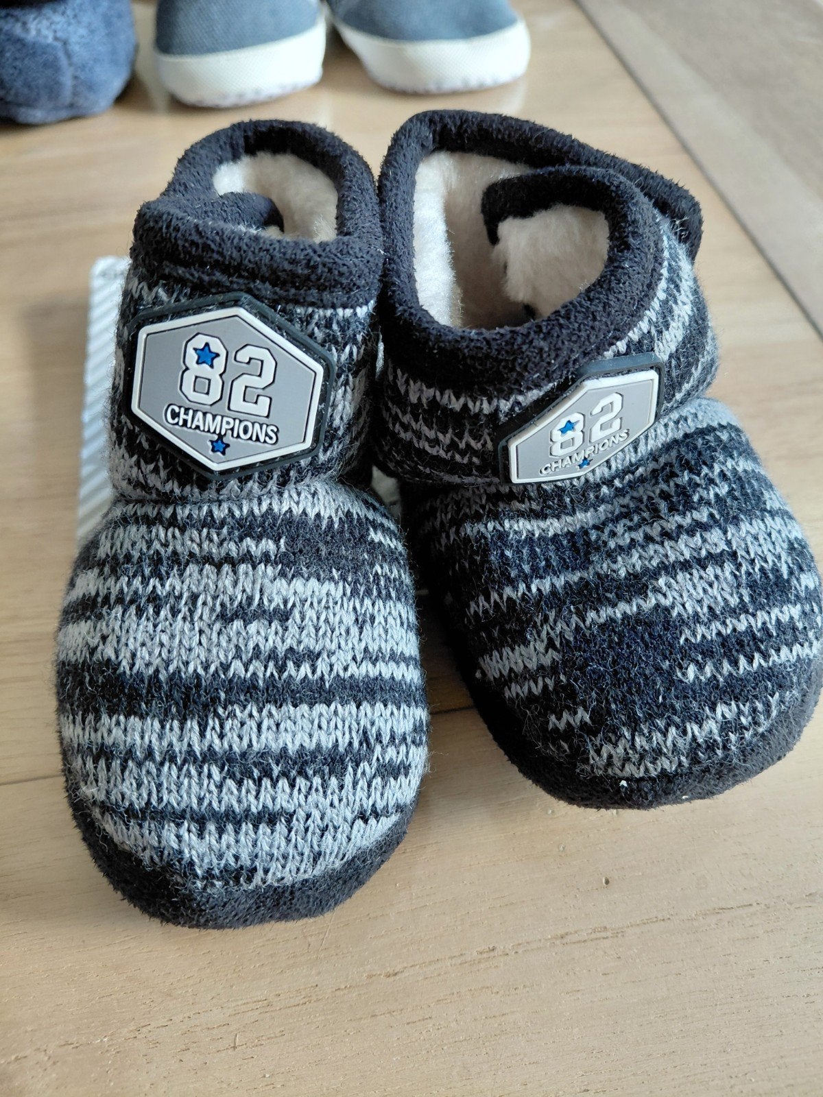 Nieuwe kinderslofjes maat 18-19, Enfants & Bébés, Vêtements de bébé | Chaussures & Chaussettes, Neuf, Garçon ou Fille, Enlèvement