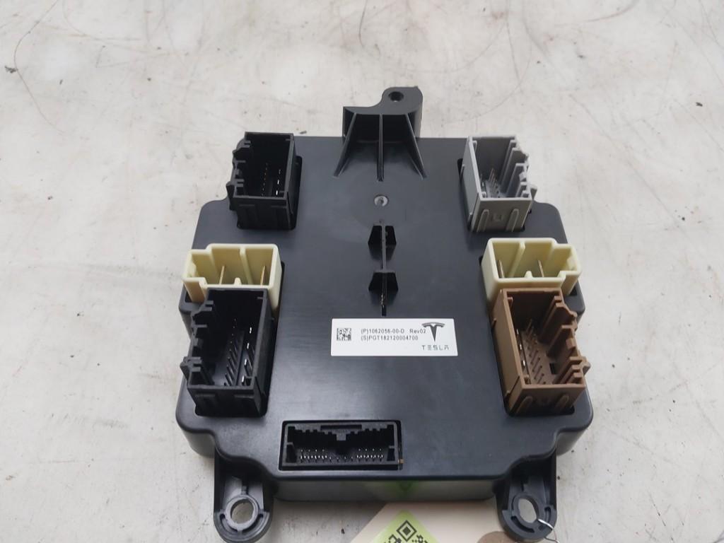 ORDINATEUR VEROUILLAGE CENTRALISE (|106205610B|106205600|106, Germany_Sales@tesla.com, Utilisé, Autres marques automobiles, Ludwig-Prandtl-Straße 27 - 29
12526  Berlin, DE