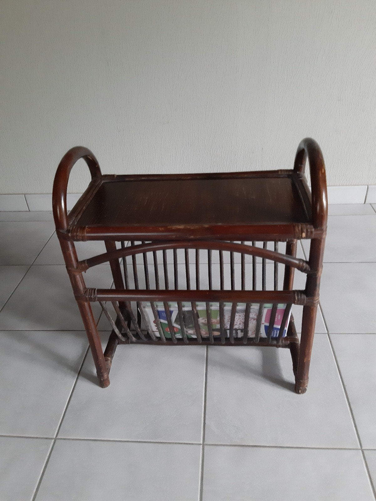 Kranten-, boekenhouder,  bruin, bamboe, 50cm l,  58h, 27br, Ophalen, Gebruikt