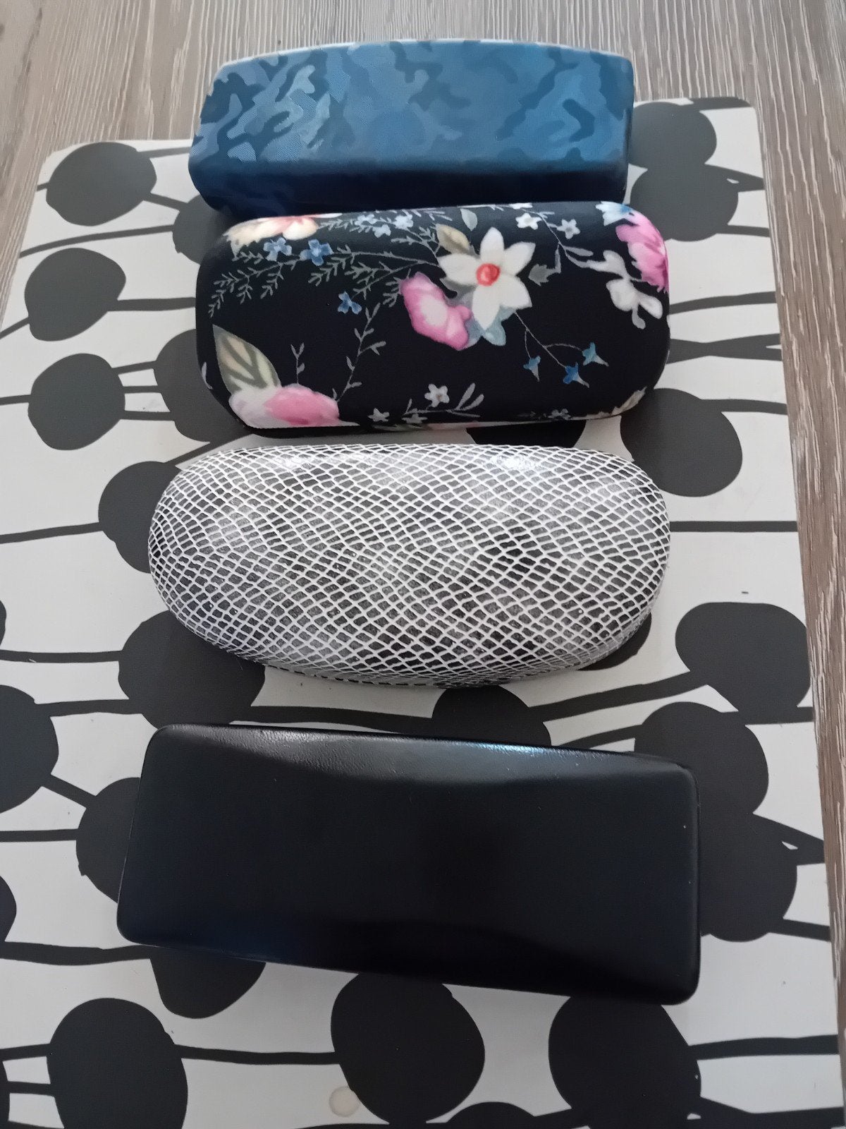 4 boîte pour lunettes impeccable, Enfants & Bébés, Vêtements de bébé | Autre, Enlèvement ou Envoi