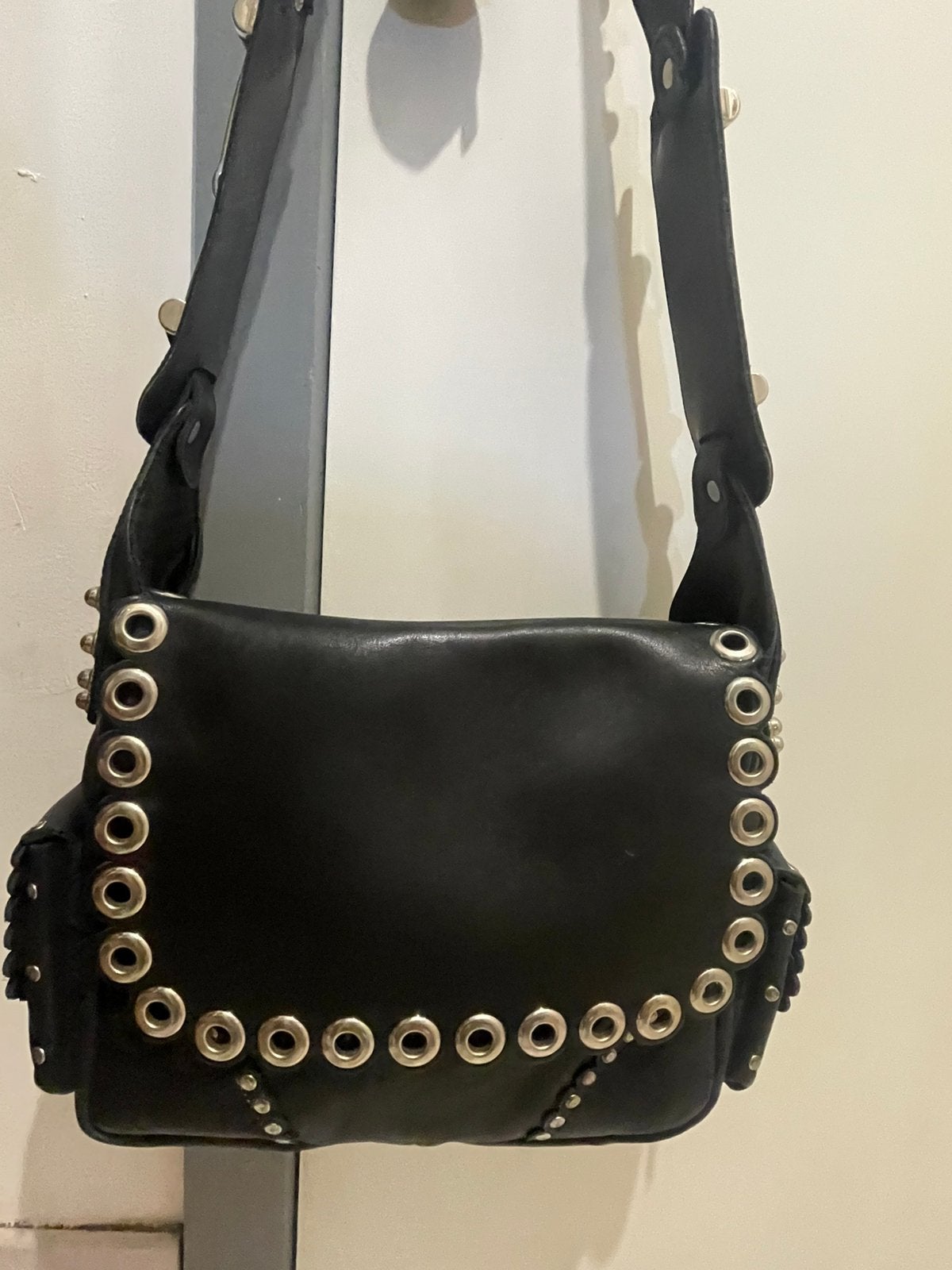 lederen tas met studs van bibi, Bijoux, Sacs & Beauté, Sacs | Sacs à bandoulière, Enlèvement ou Envoi, Comme neuf