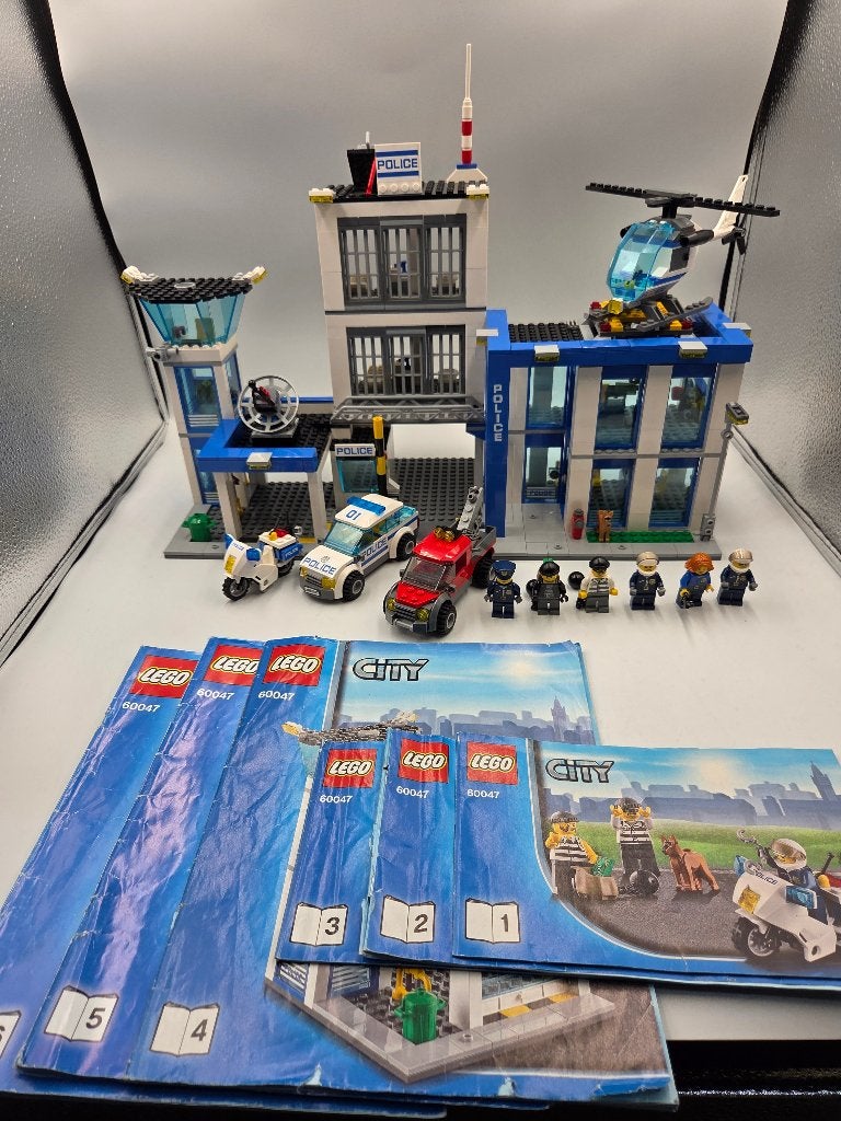 Lego City 60047 Police Station, Kinderen en Baby's, Speelgoed | Duplo en Lego, City, Lego, Ophalen of Verzenden, Zo goed als nieuw