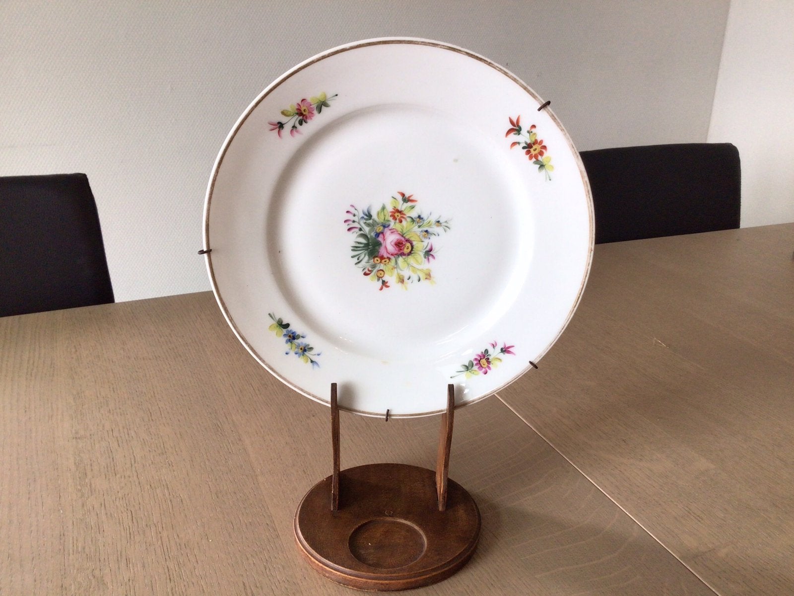 Vintage bloem motief porseleinen bord met gouden rand, Ophalen of Verzenden