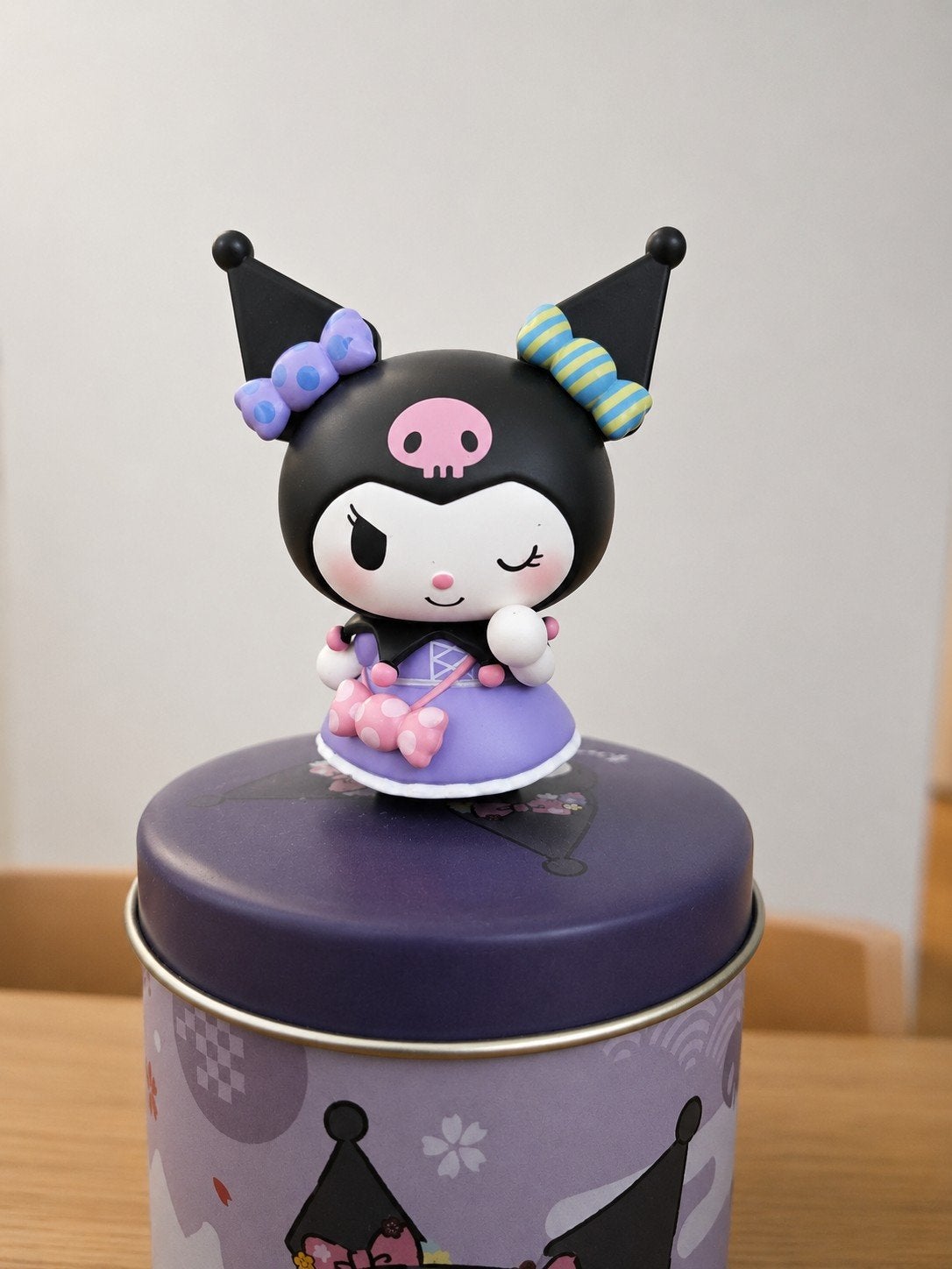Figurine Kuromi Red Sakura avec boîte métallique, Enlèvement ou Envoi, Comme neuf