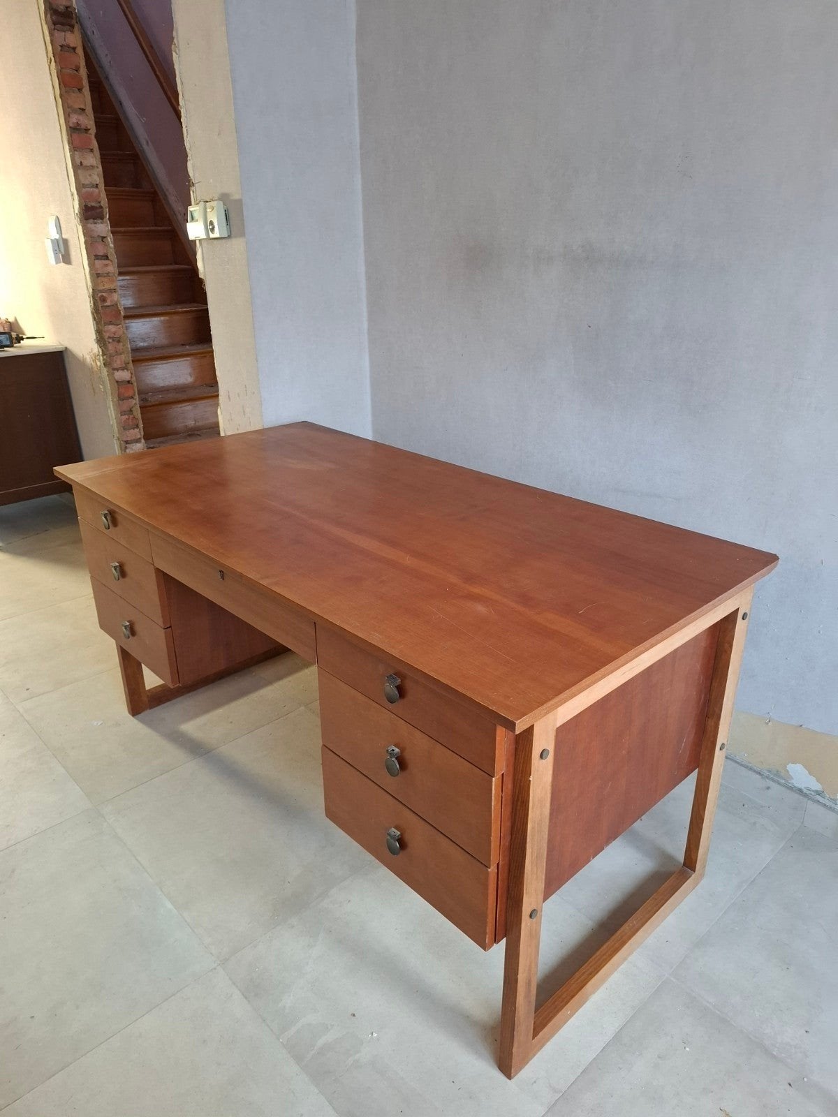 Bureau vintage en bois foncé, Maison & Meubles, 150 cm, Vintage, Avec tiroirs, 75 cm