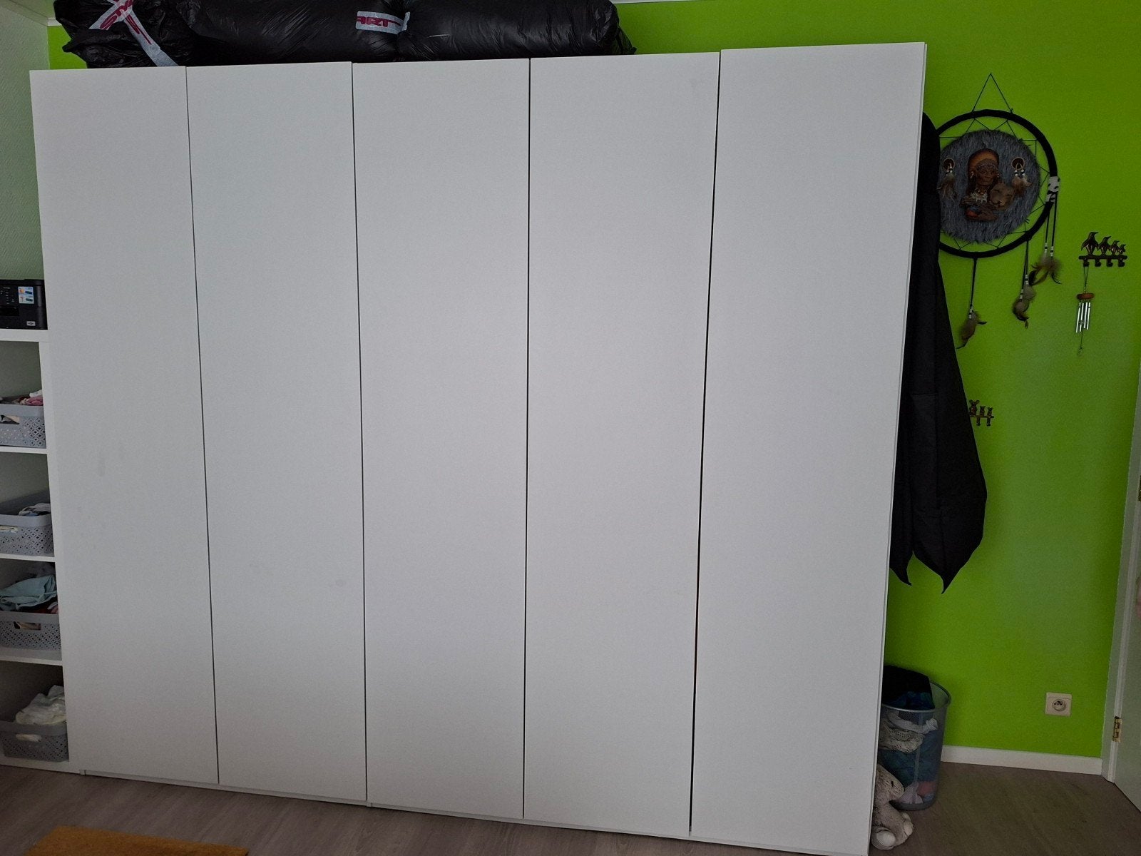 Witte kleerkast, Ophalen
