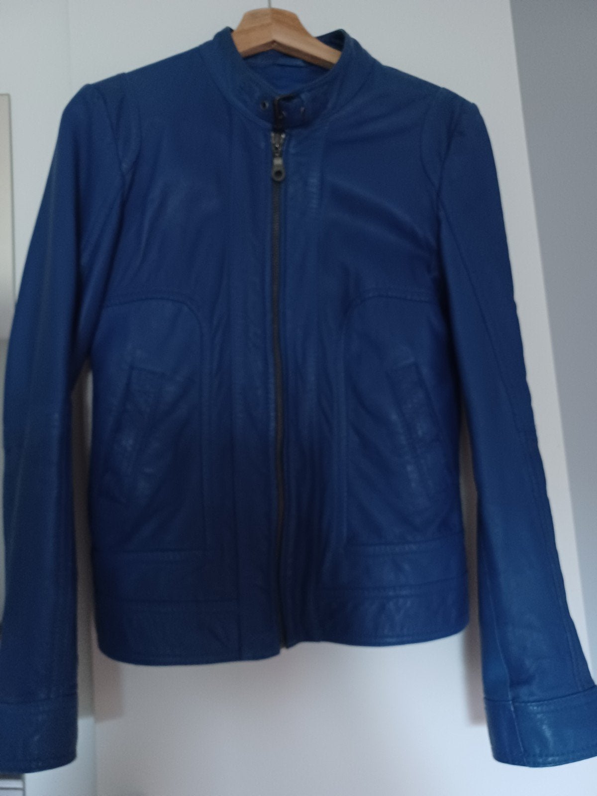 Essentiel Antwerp Faux Leren Jasje Felblauw maat M, Kleding | Dames, Jasjes, Kostuums en Pakken, Maat 38/40 (M), Blauw, Ophalen of Verzenden