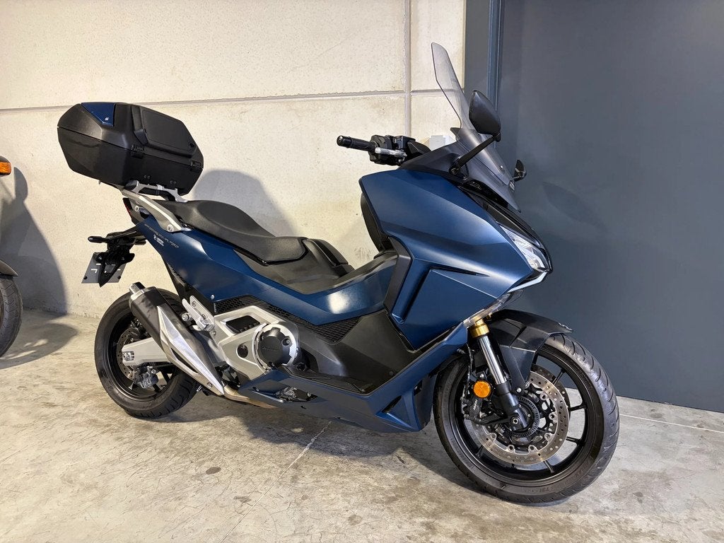 Honda Forza 750 met Honda Topcase (btw moto) (bj 2023), Motoren, 750 cc, Scooter, Bedrijf, Meer dan 35 kW