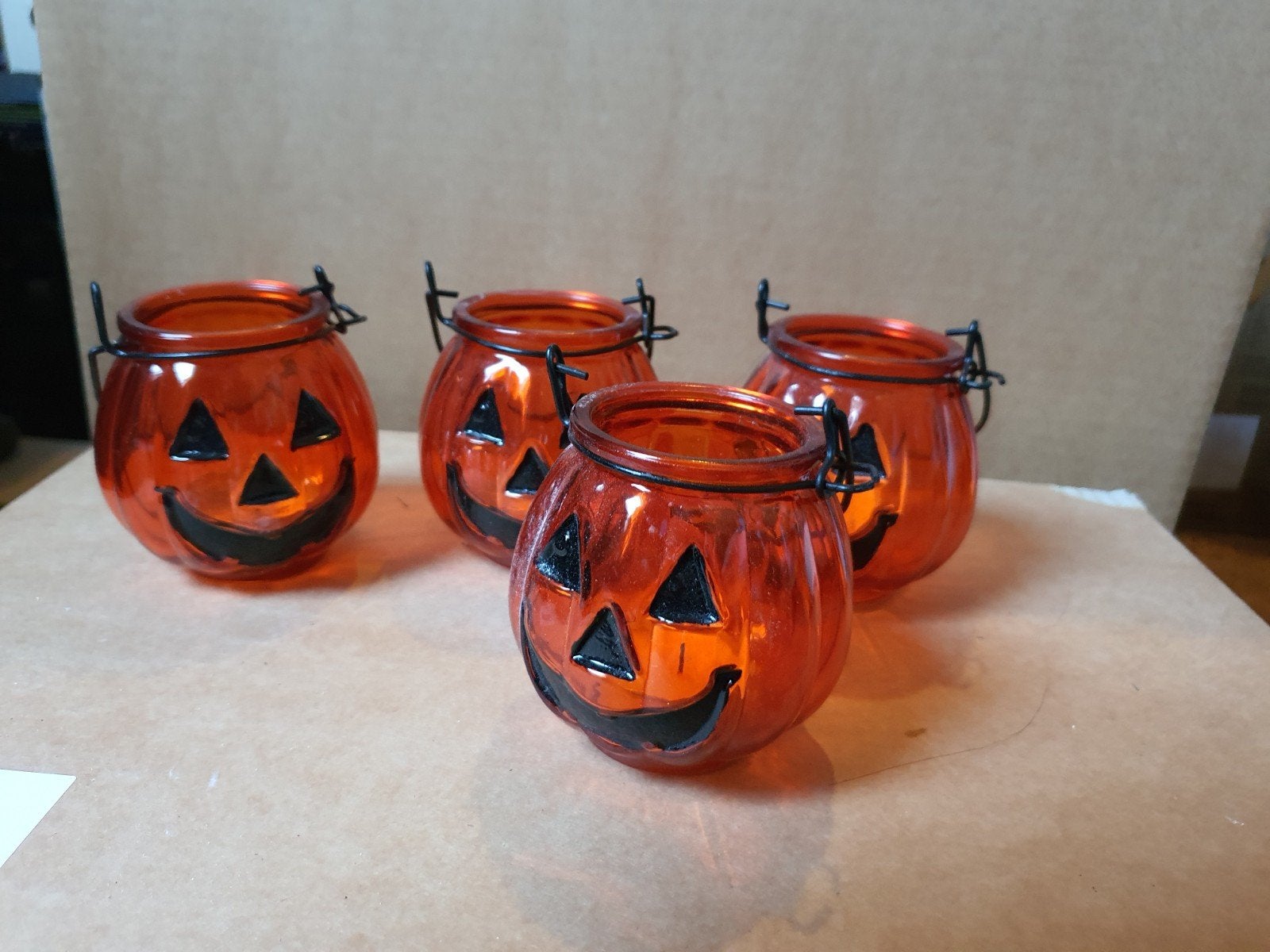 haloween 4 kaarshouders, Ophalen
