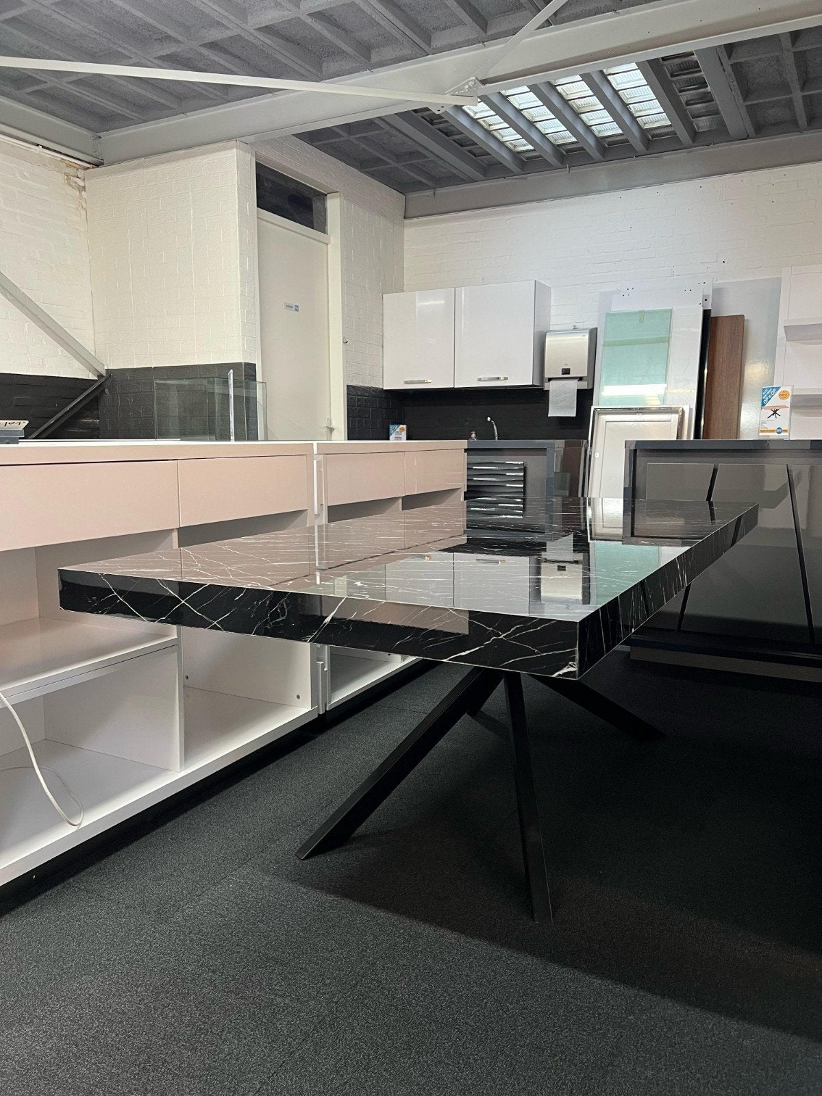 EETTAFELS EN VERGADERINGEN TAFELS, Ophalen