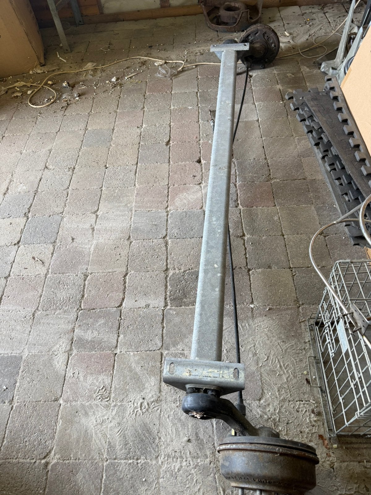Een as van 1350kg geremd in goede staat, Auto diversen, Aanhangwagen-onderdelen, Ophalen, Zo goed als nieuw