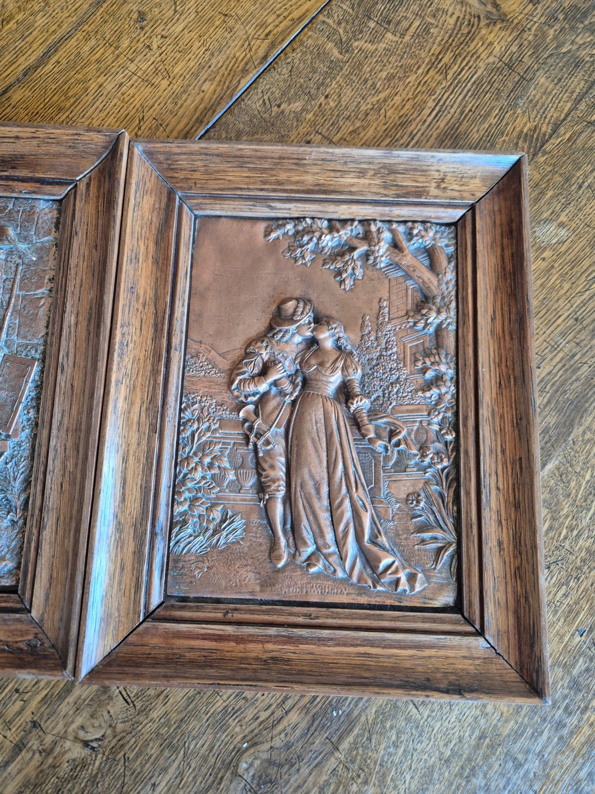 2 antieke koperen reliëf plaquettes in eiken lijst, Antiek en Kunst, Ophalen