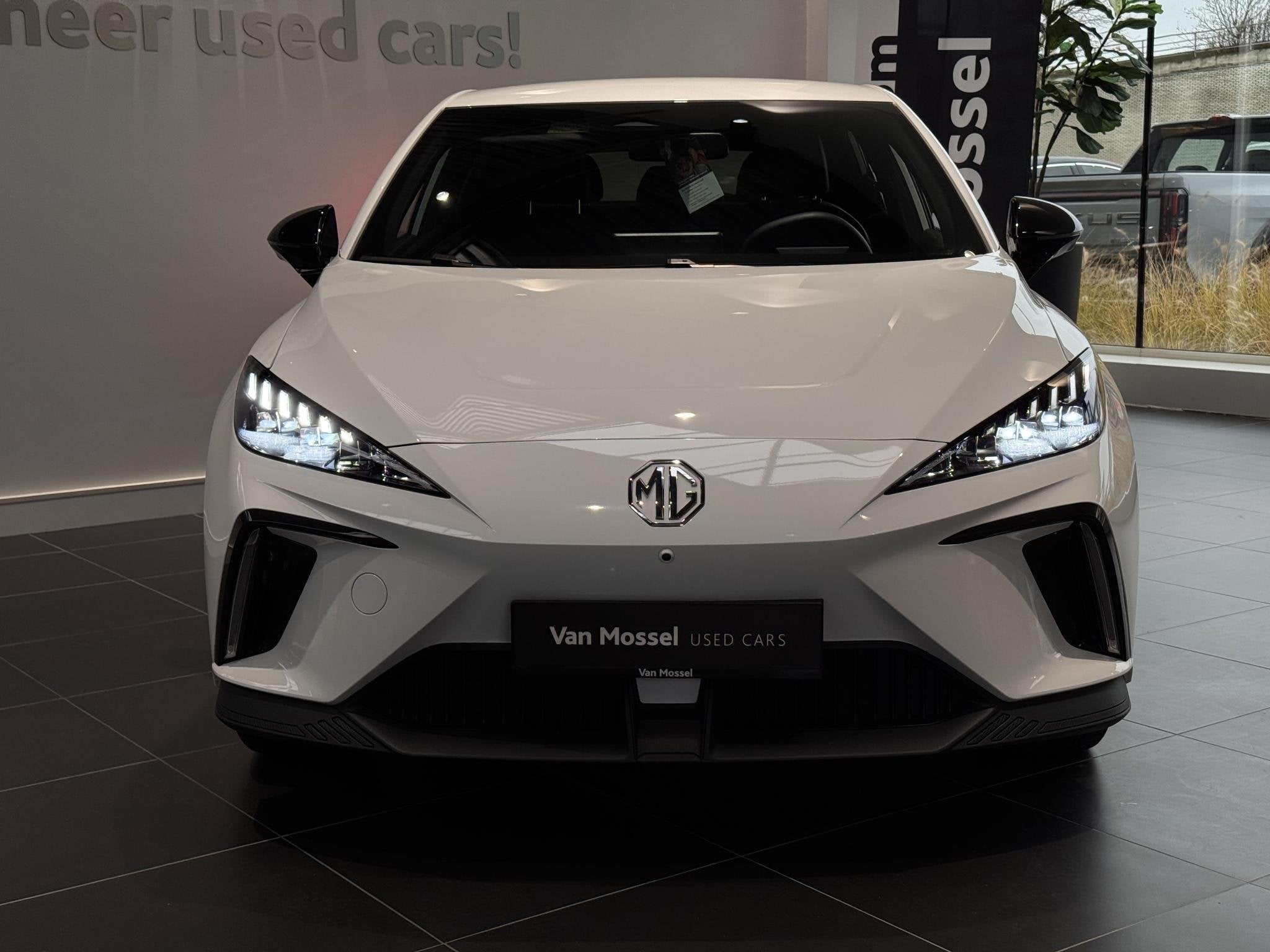 MG MG4 64 kWh Luxury, Auto's, Automaat, Gebruikt, 1675 kg, Wit