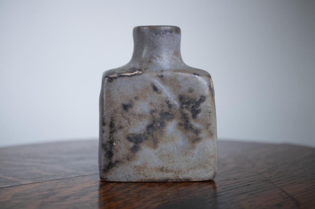 A Brown Greyish Mobach Chimney Vase, Bruin Grijs Vaasje, Antiek en Kunst, Ophalen of Verzenden