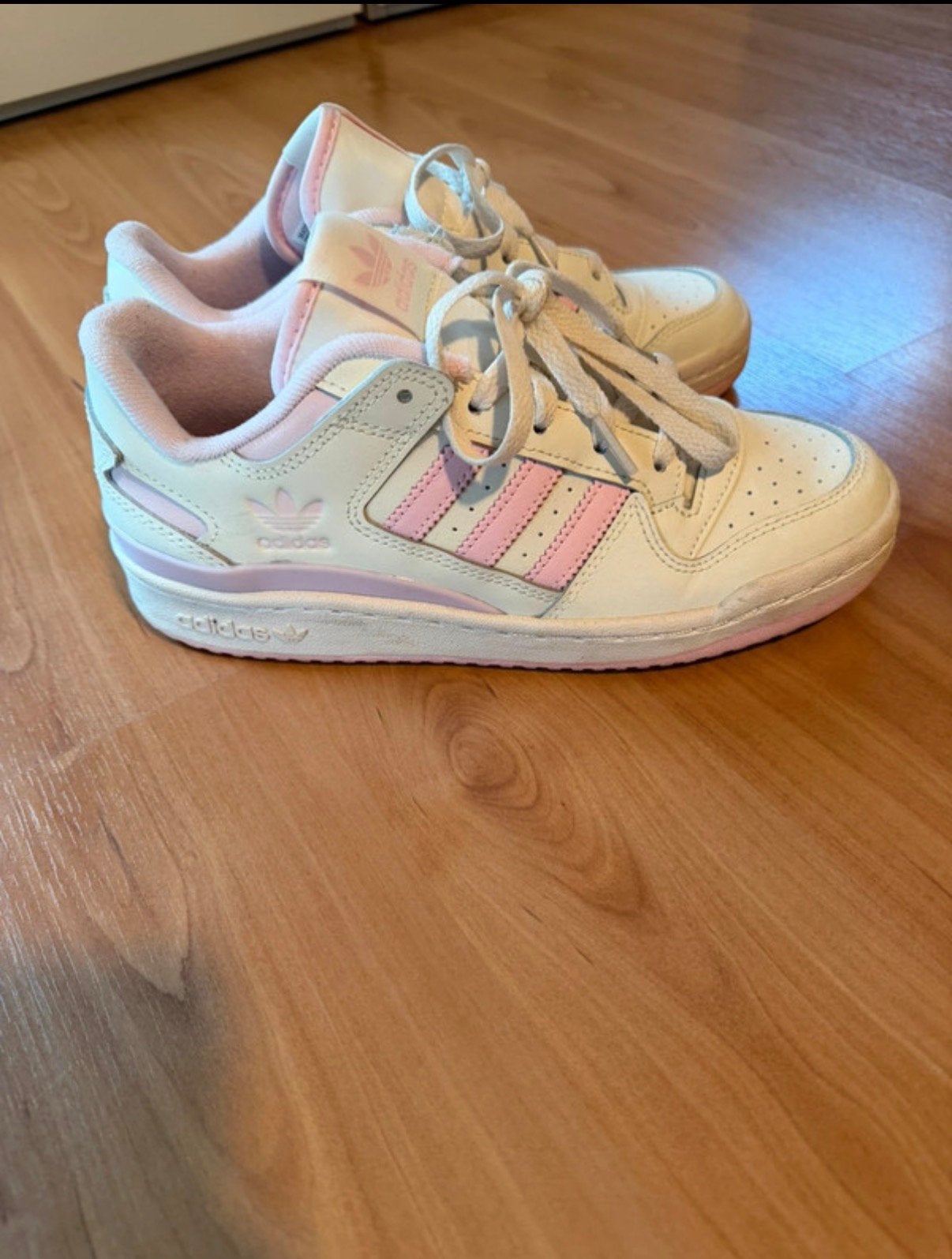Adidas originals forum sneakers laag cloud white /clear pink, Kleding | Dames, Ophalen of Verzenden, Zo goed als nieuw, Sneakers