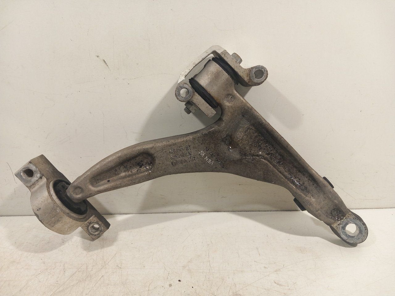 Draagarm rechts voor Volvo V60, Onderdelen@venauto.nl, Van der Ven Autorecycling B.V., Gebruikt, Ettenseweg 76, 4706 PB Roosendaal, The Netherlands