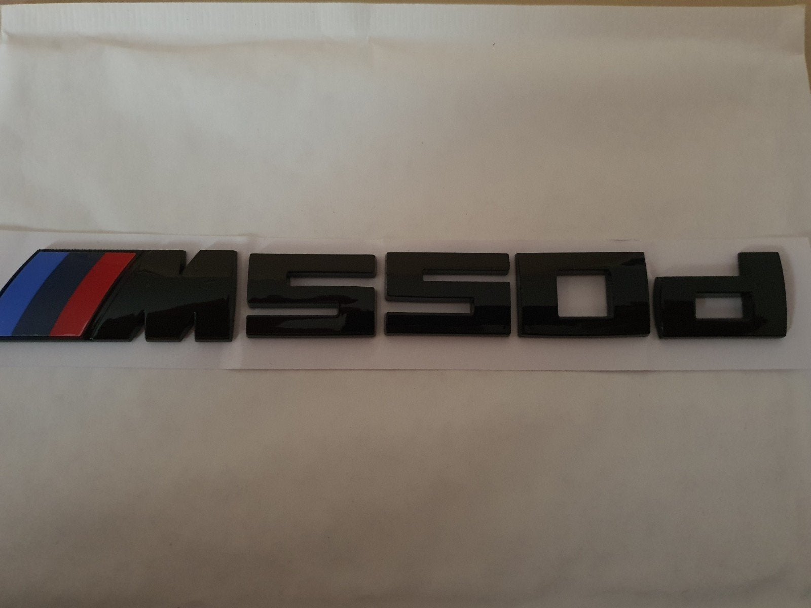 Bmw M550d koffer logo in het blinkend zwart (19,5 cm x 2 cm), Auto-onderdelen, Achterklep, Nieuw, Ophalen of Verzenden, Achter