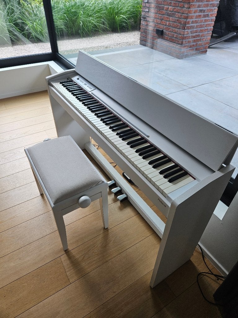 Roland F-120 digitale piano wit + pianobank – €395, Muziek en Instrumenten, Ophalen, Gebruikt, Wit, Digitaal