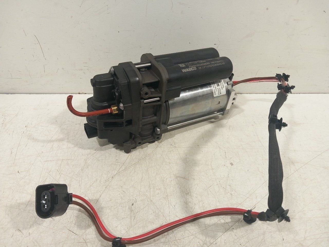 Compressor Audi Q8, Onderdelen@venauto.nl, Van der Ven Autorecycling B.V., Ettenseweg 76, 4706 PB Roosendaal, The Netherlands