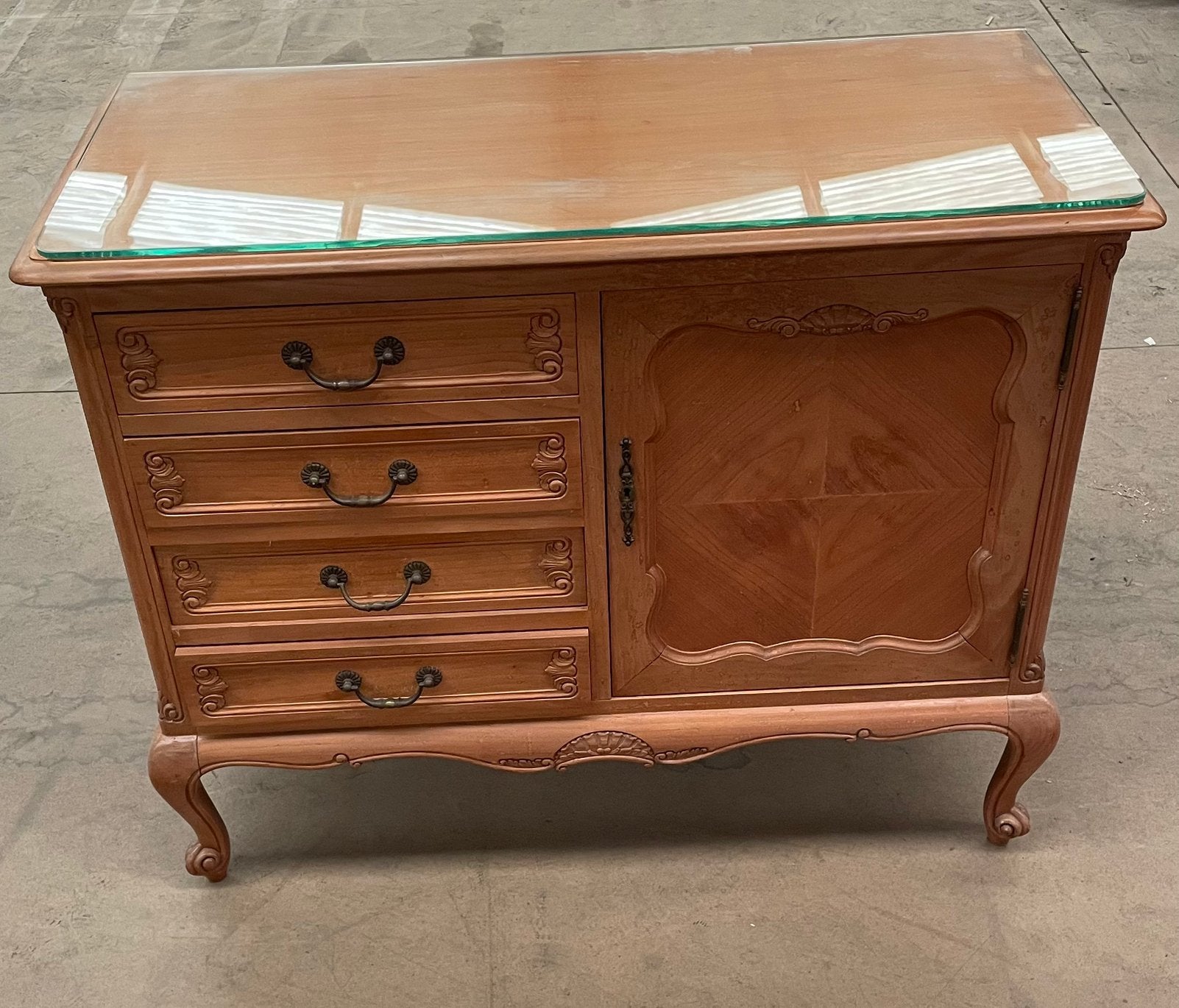 Klassieke houten commode / dressoir met glazen blad, Ophalen, Gebruikt