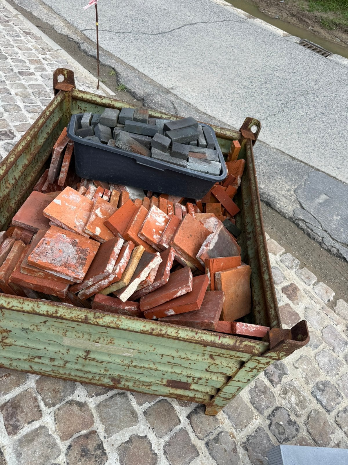 Restje terracotta tegels en oude blauwe klompjes, Bricolage & Construction, Enlèvement, Comme neuf