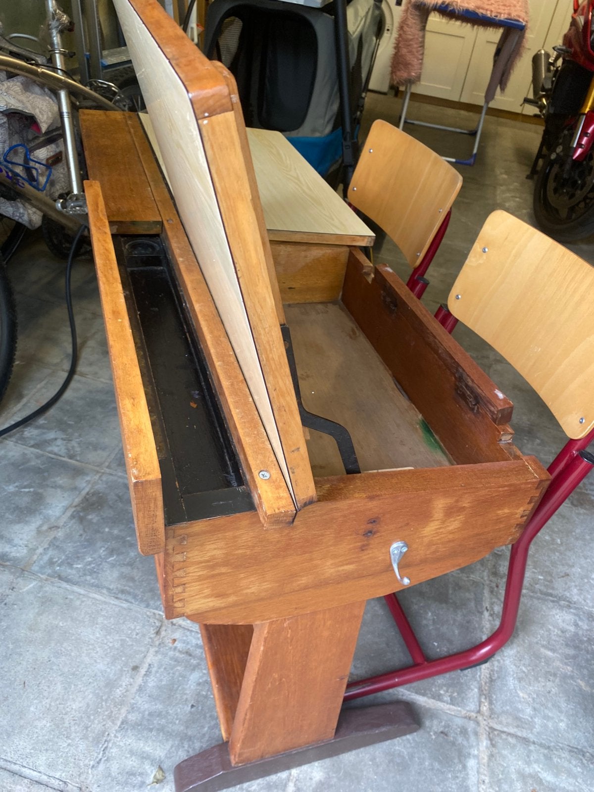 Schoolbank zeer oud met twee stoelen, Ophalen