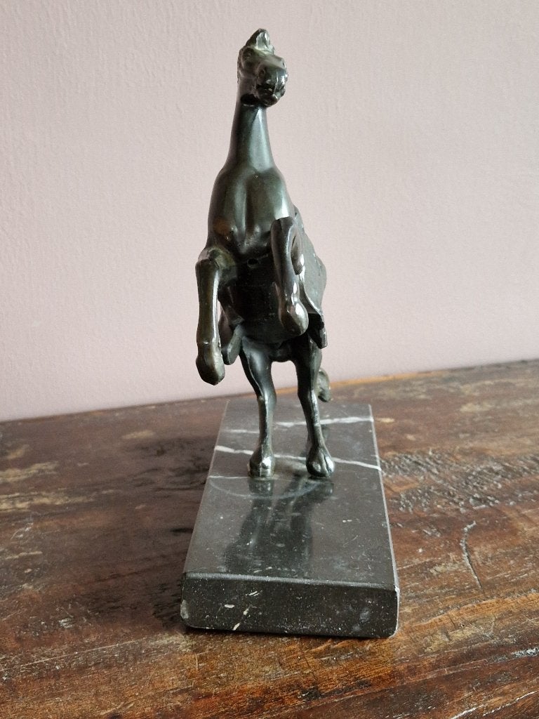 Bronzen sculptuur van steigerend paard op marmeren sokkel, Enlèvement ou Envoi, Bronze