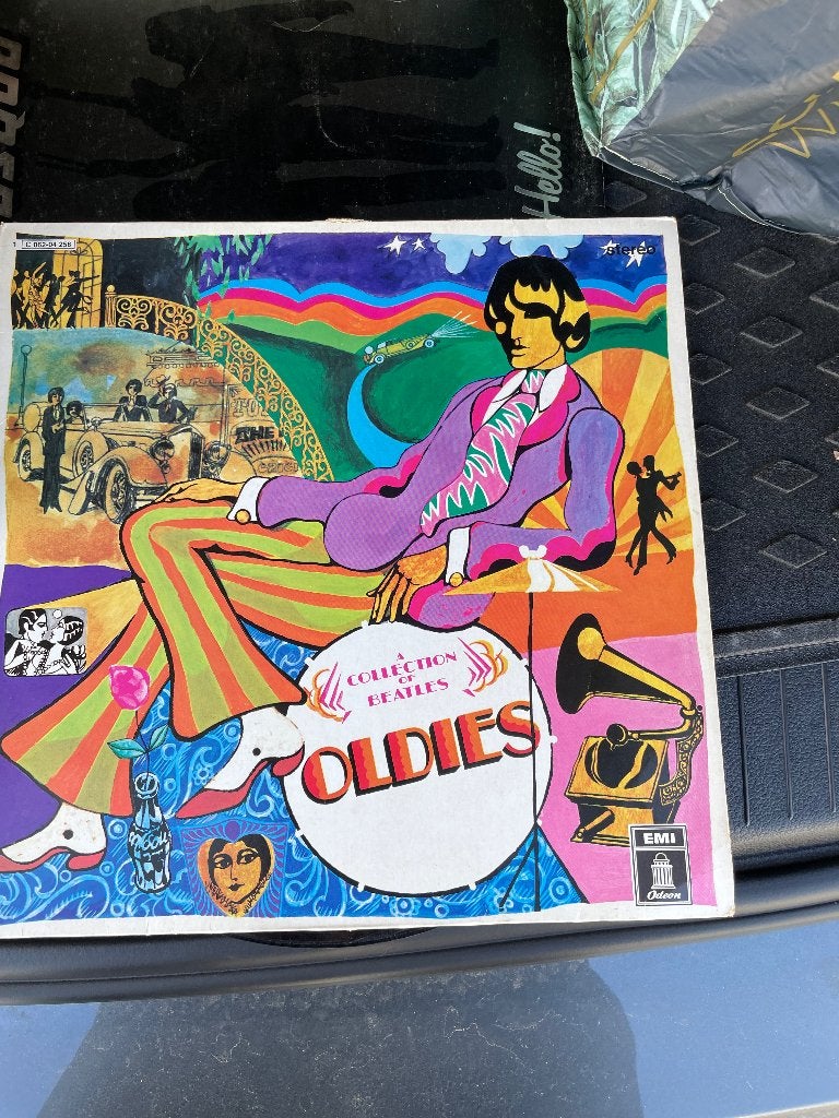 LP collection of The Beatles oldies, Enlèvement