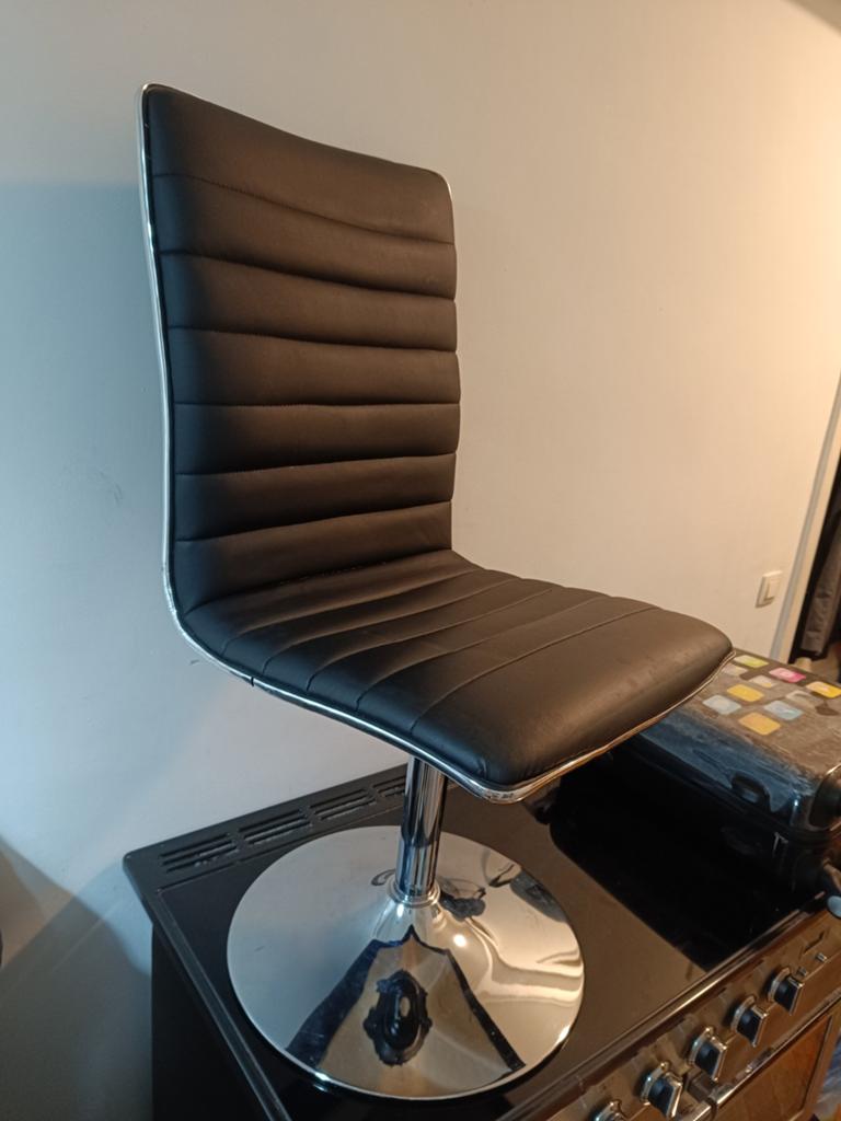 Chaise design  rotatif avec pied métal chromé
