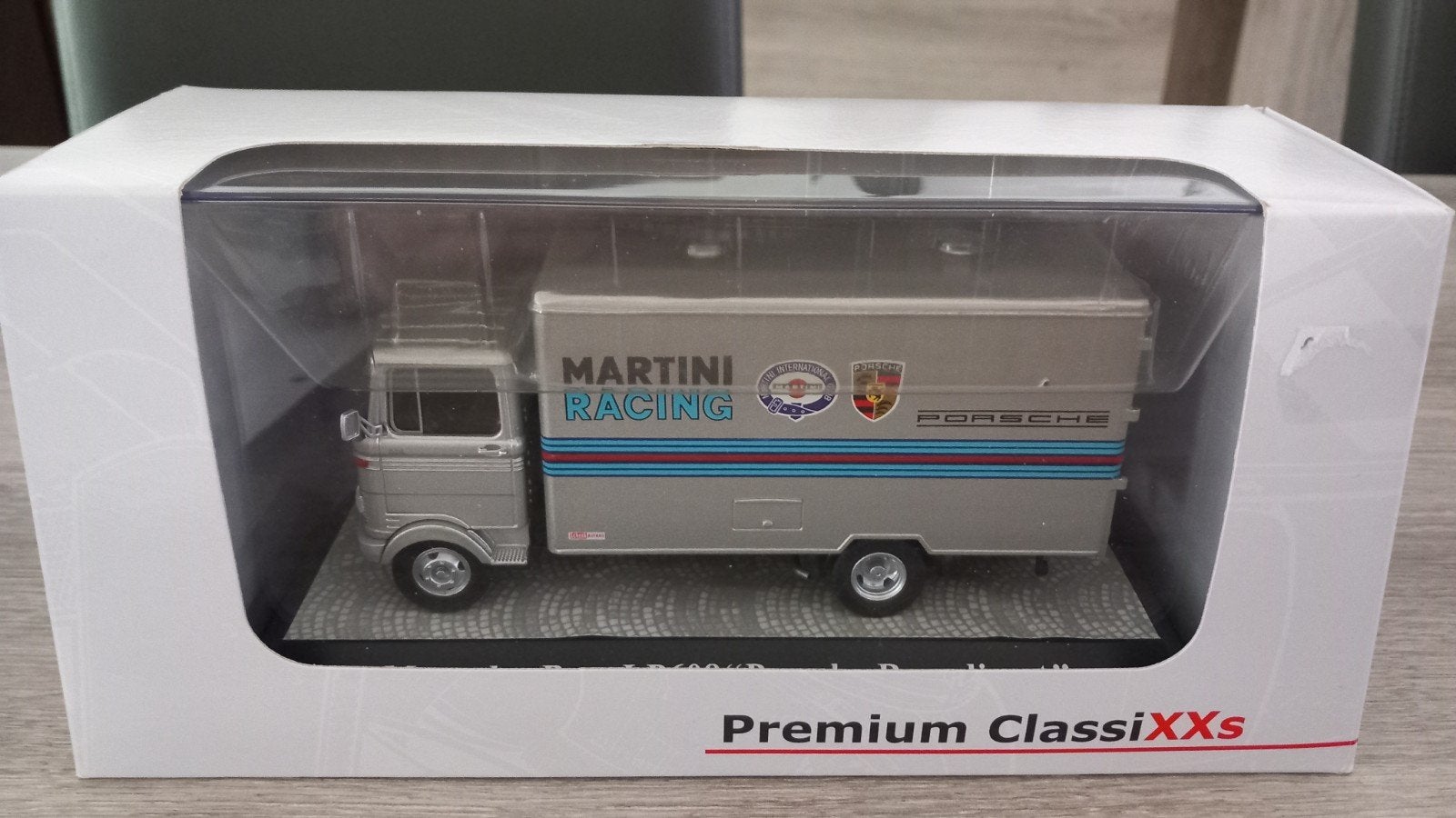 Premium ClassiXXs Mercedes-Benz LP 608 Martini Racing 1:43, Ophalen
