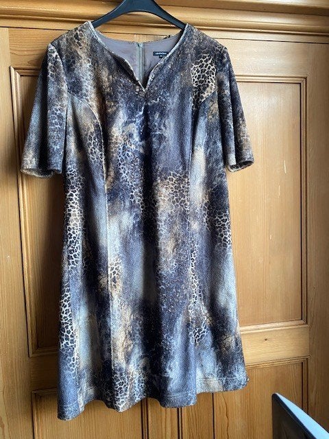 Robe Caroline Biss bel imprimé animalier T46, Ophalen of Verzenden, Zo goed als nieuw, Maat 46/48 (XL) of groter, Bruin