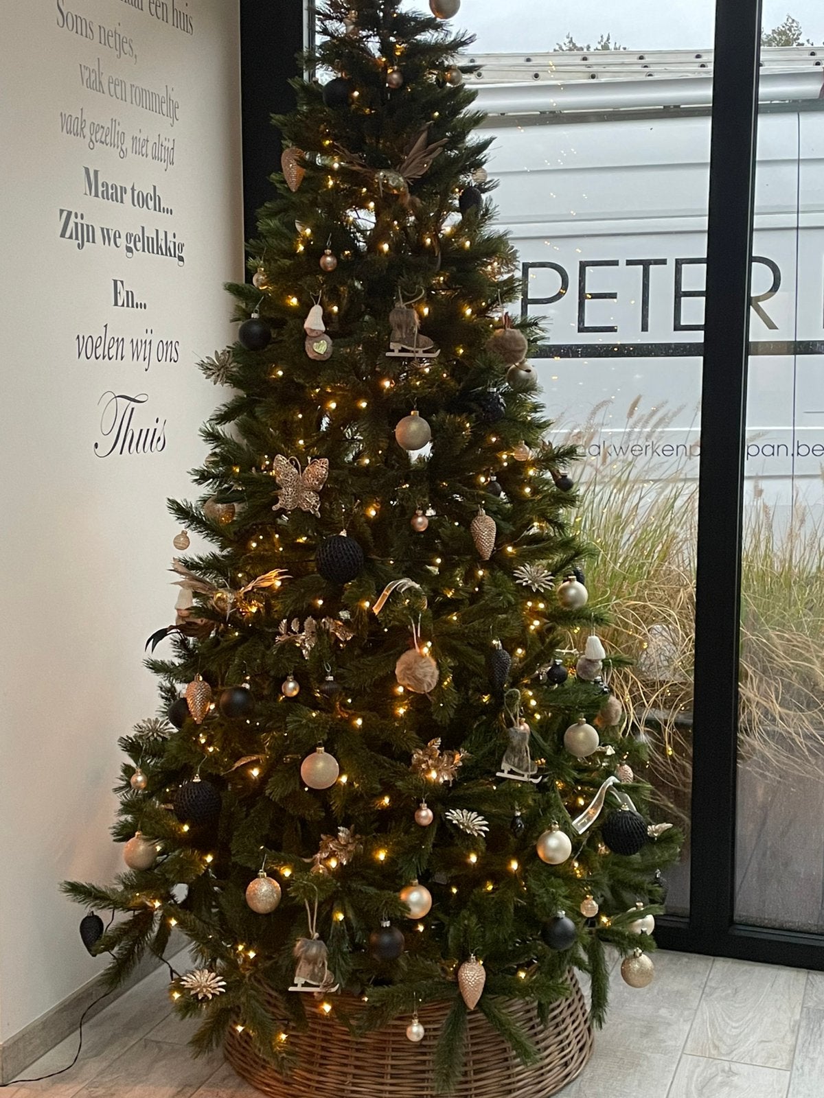 Mooie kerstboom met versiering en voet, Ophalen, Zo goed als nieuw