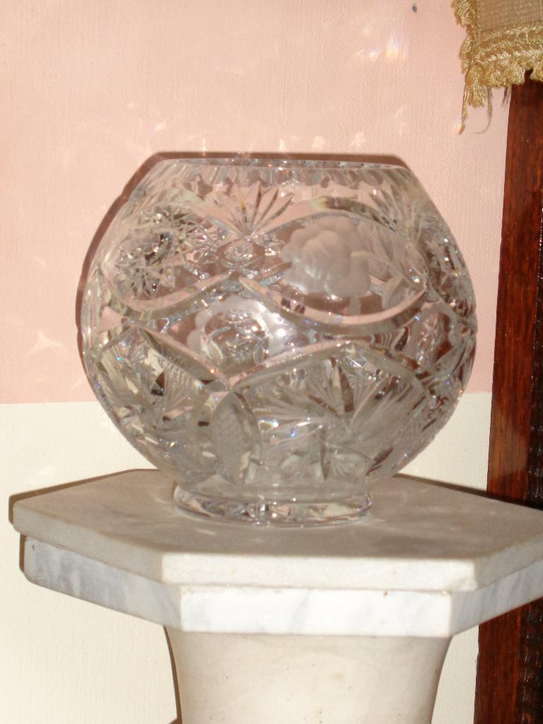 Oude kristallen bolvaas uit Bohemen, Tsjechië, Ophalen